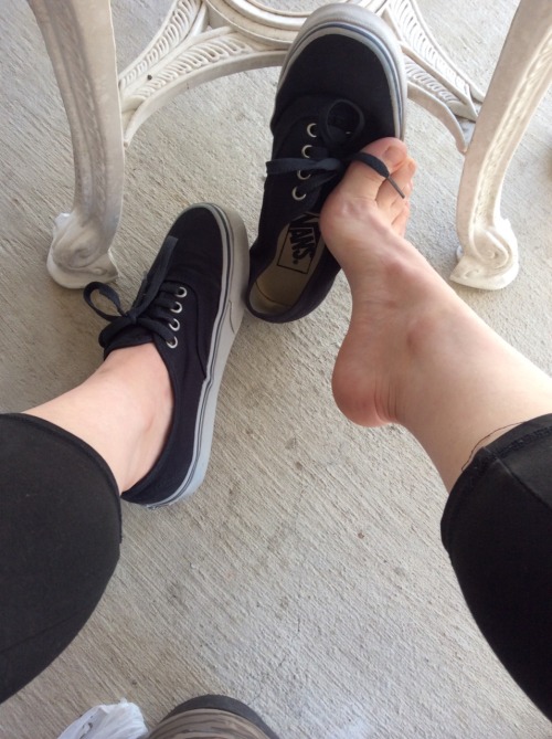 jorgepies: carolannsfeet:  No socks today. Also my orange Polish came off already :(  Damn! Your fee