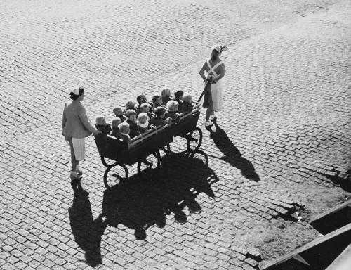  Toni Schneiders Kindergartenfuhre, 1956 , Germany  