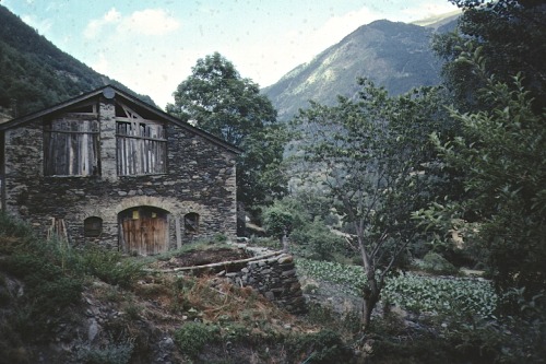 Graner de pedra, camps i muntanyes prop d'Ordino, Andorra, 1984.(Stone barn, fields and mountains ne