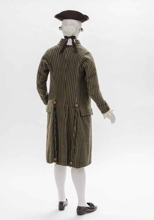 fripperiesandfobs:Coat, waistcoat and breeches ca. 1790From LACMA