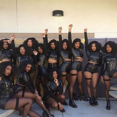 brownbeautiesparadise:  ✊🏾✊🏿✊🏽 And you know it’s lit @beyonce #SB50 #brownbeauty #naturalhair #blackwomen #BaddieBey 