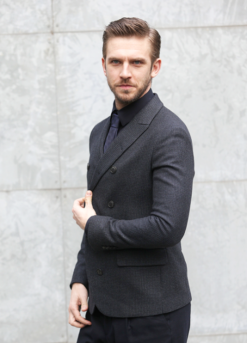 danstevensource:Dan Stevens arrives at the Giorgio Armani show during Milan Men’s Fashion Week