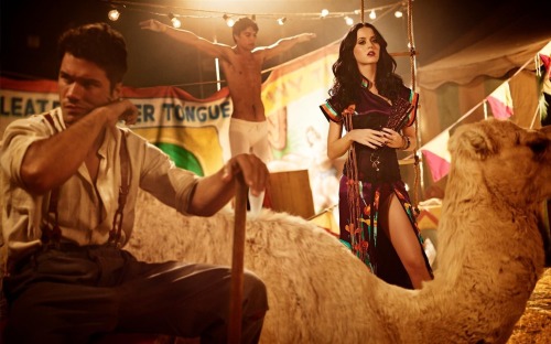 jenamaroney:  katy perry on the set of ahs: freak show 