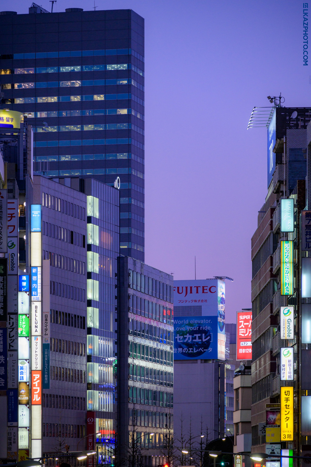 tokyostreetphoto:
“Violet City, Shinjuku 新宿
”