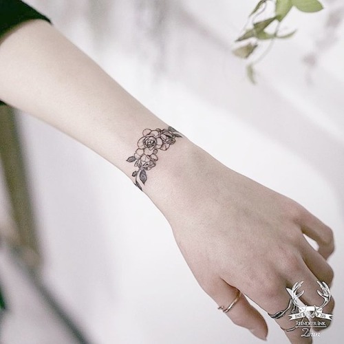 37 Stunning Armband Tattoos For Women  Our Mindful Life