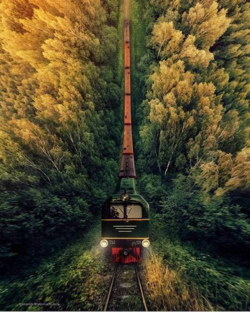 culturenlifestyle: Beautiful Photographs Capture the Majestic Juxtaposition of Trains Making Their W