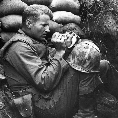 atraversso:  atraversso: A selection of the most heartwarming historic photos ever.    streetartglobe  on ig   Please don’t delete the link to the photographers/artists, thanks!   