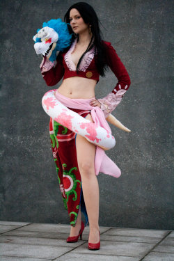 hotcosplaychicks:  Pirate Empress by Mayo-chan  Check out http://hotcosplaychicks.tumblr.com for more awesome cosplay  and our new Cosplay Chat Room and Screen room:http://hotcosplaychicks.tumblr.com/chat