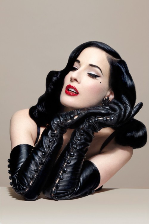 gefiozo: bfphotographer:  thelingerieaddict:  antipahtico:  Dita Von Teese  Her new glove collection