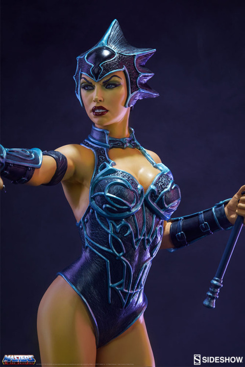 The new Evil Lyn statue in classic toy colors from Sideshow Collectibles. They have beautiful stuff,