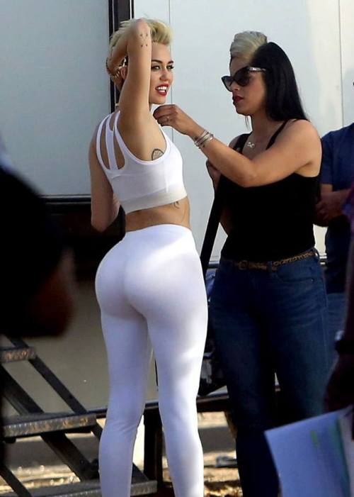 alliwantisbuttandbooty:           (____Y____)     Follow! One and only alliwantisbuttandbooty.tumblr.com/ 