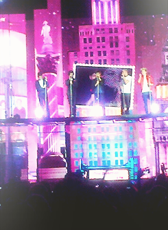 blamestyles:  Flying over the crowd during Change My Mind 
