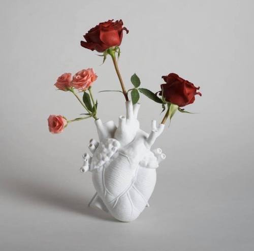 dadalux:The white porcelain vase, Love in Bloom by Seletti, represents a human heart with the detail
