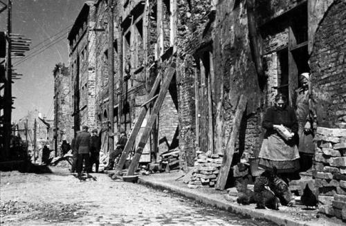 mostly-history:Ruins of Warsaw after the Second World War:Market place in Polna Street (1946).Market