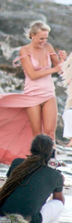 Malin Akerman - upskirt