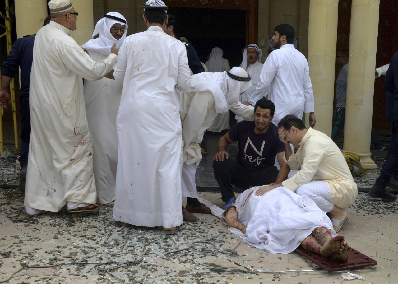 Atentado en la mezquita de Al Iman al Sadik en Kuwait, durante de la oración del mediodía del viernes. (EFE/Reuters))