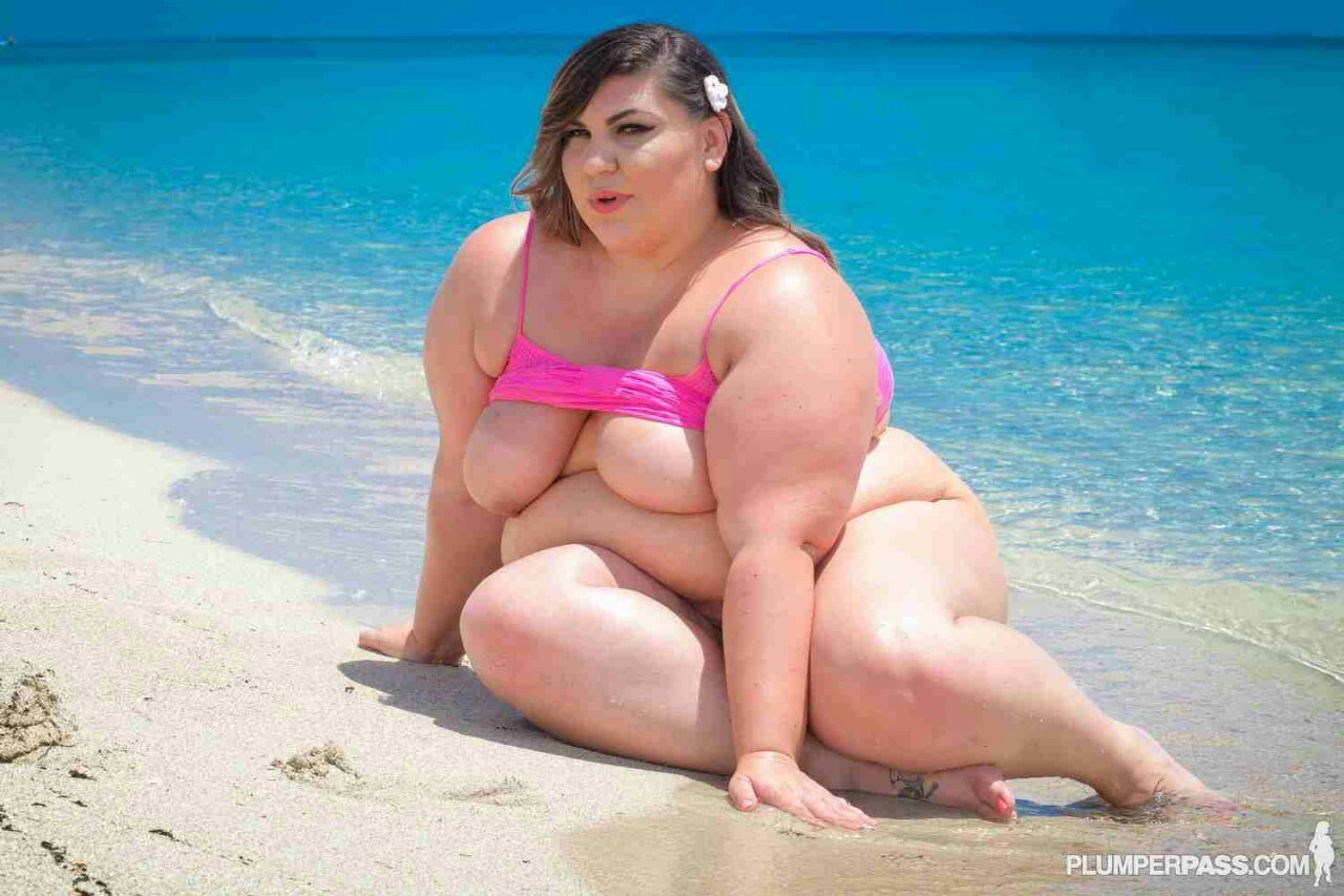 Kinda obsessed with the lovely bella bendz and her sexy feet. Would love to do a