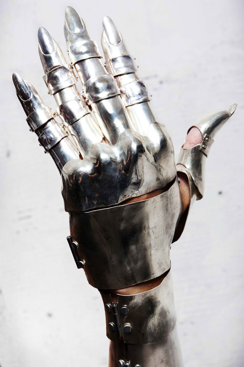 meyong:Armor Gloves Gauntlets by Fangophilia (via tokyofashion.com)