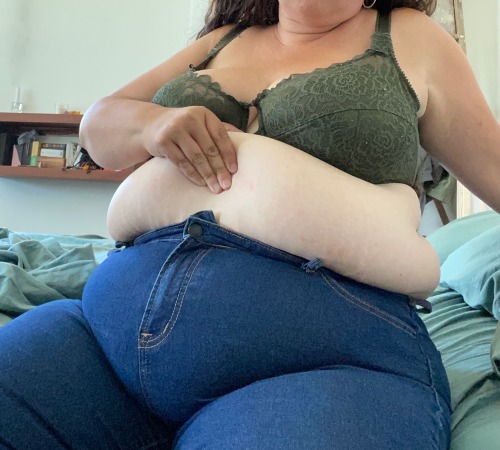 kyl1kk1:That amazing feeling when you can finally let your belly out!  Not quite sure how all this flab fit into these jeans!