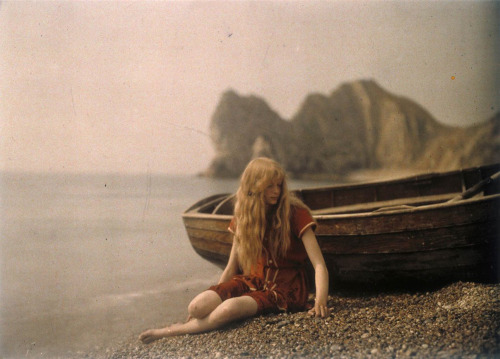 willigula: Autochrome photographs of his daughter Christina on a beach in Dorset by Lieutenant Colon