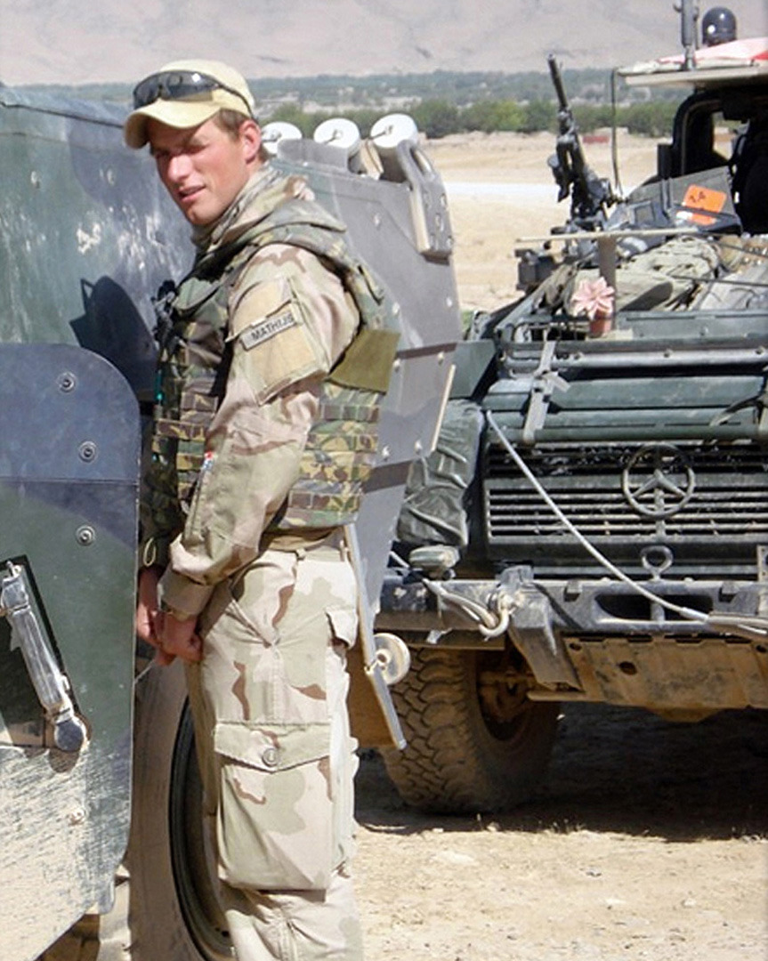 manly-muscular-machos:  MILITARY SERVICE:  Soldiers work hard during their time