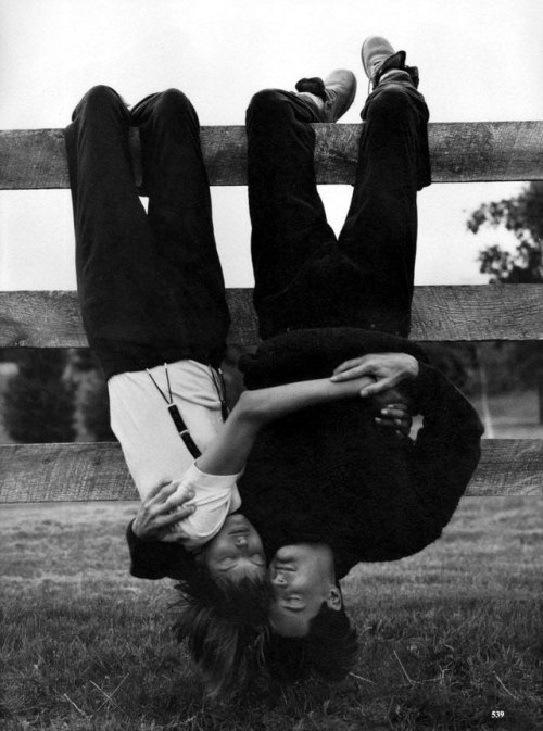 imyourcherrybomb:  VOGUE ITALIA JANUARY 1994linda &amp; kyle photographer: steven meisel