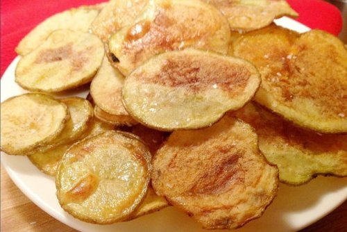 HOMEMADE BAKED POTATO CHIPS INGREDIENTS1 russet potatoes, scrubbed1 Tbs. extra-virgin olive oil or c