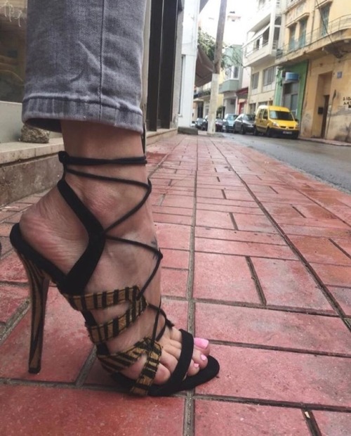 iheartheelstoo: Follow me @ Beautiful Heels & Shoes  bit.ly/2HyY2kN