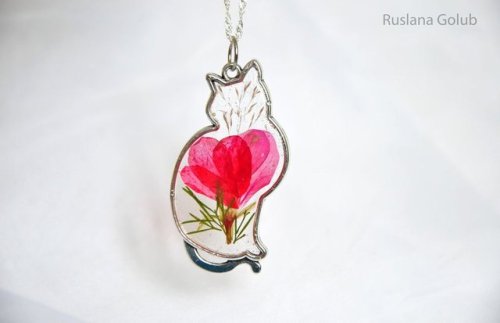 mymodernmetselects: Cat-Shaped Glass Pendants House Delicate Real Flowers Inside Looking for the pur