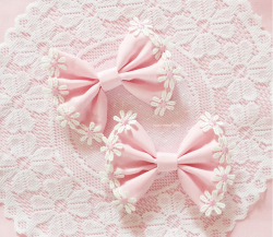 Hlyue:  Sweet Daisies Bow From Marshmallows Boutique 