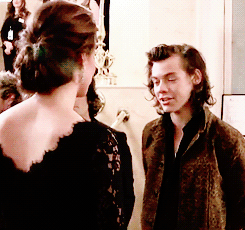 triharrytops:  16meets18history: Congratulations on your child! x  #’HANDS BEHIND
