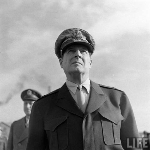 Douglas MacArthur(Carl Mydans. 1948)