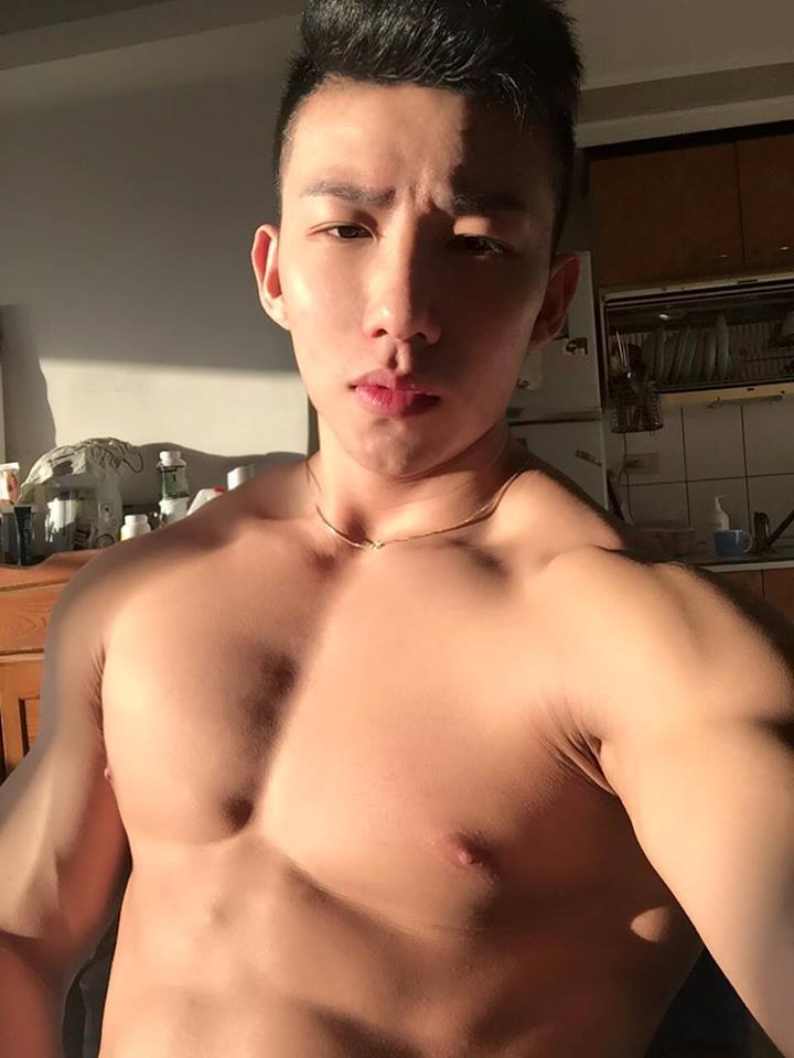 ilovethebigdicks:  mantop106910:  從事猛男秀的台灣大肌肉大屌包的帥氣舞者…