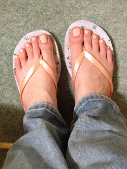 its-all-about-the-toes:  cutecutecutetoes:Mum made me go to the co-op whilst my nails were still drying so I had to wear my cute flip-flops :) Heather