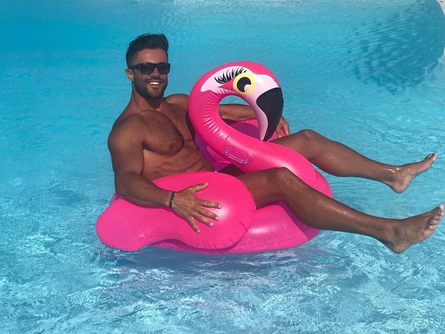 Am I too big or the flamingo is too small? Maybe I need a bigger bird! Let me know 🤪🌈 #pool #flamingo #sun #summer  (presso Rome, Italy) #flamingo#summer#pool#sun