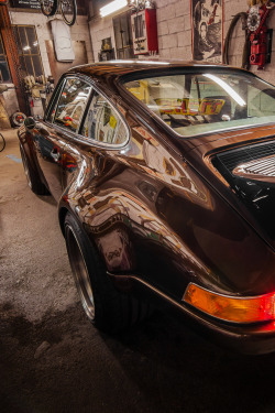 avenuesofinspiration:  Dusting off the 911 | Photographer © | AOI