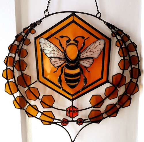 hyvetyrant:sosuperawesome: Glassbee on Etsy The queen bee stained glass…. I might NEED that.