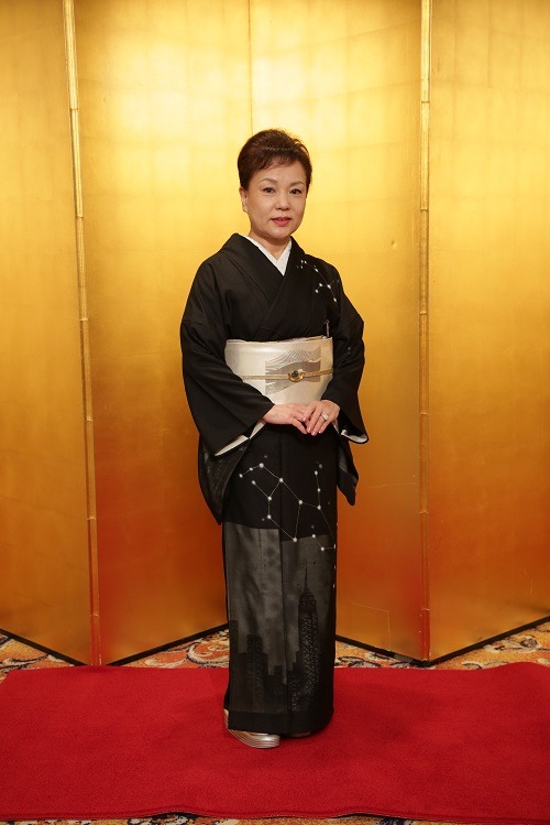 Unusual night skyline houmongi kimono (seen on). I love its refined constellation pattern, echoing n