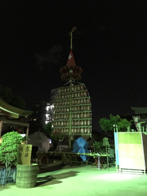 お祭りの前日の夜。ガードマンが監視中。