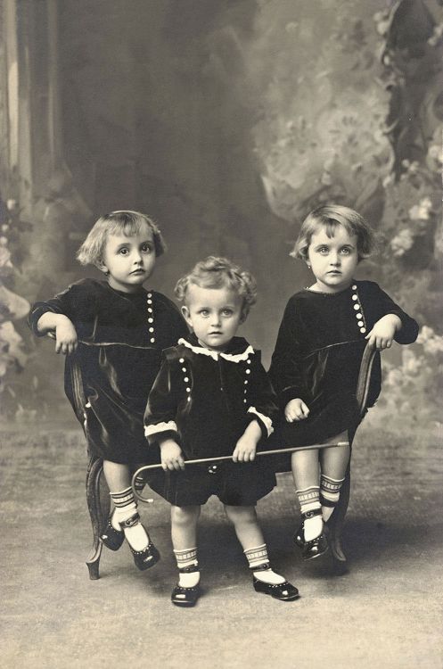 history-of-fashion:  ab. 1920 Portrait of three children (photo by Fernando   Paillet)