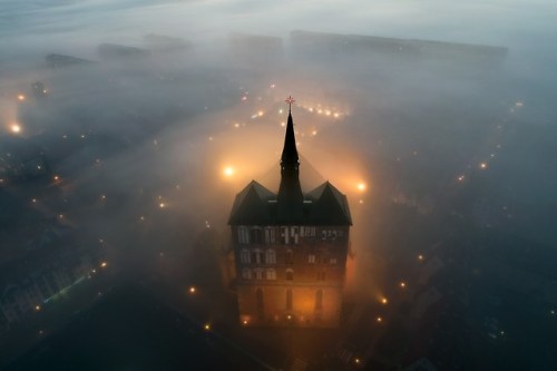 churchcrawler:   Morning heavy fog over Kołobrzeg with the brick gothic St Mary’s Basilica (Po