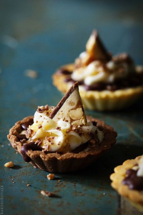 delicious-designs:Snickers Tartlets