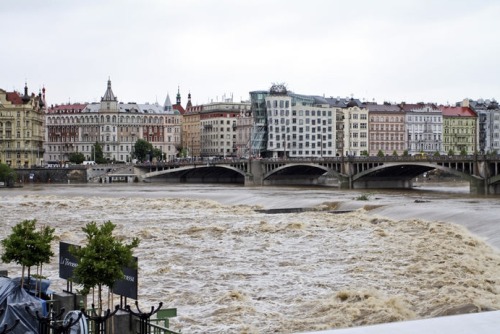 misispy:Still raining… part 3Prague, the Czech republic (2 june 2013)Metro is closed, schools are cl