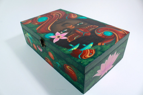 New hand-painted bamboo wood box. Acrylic paint on wood. Dimensions: 7.5 x 12.5 x 3.5. Moveable inte