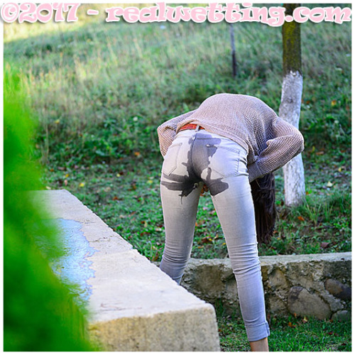 Debbie wants to wet her jeans on purpose today, pissing on the concrete wall. Great job Debbie ! Sex