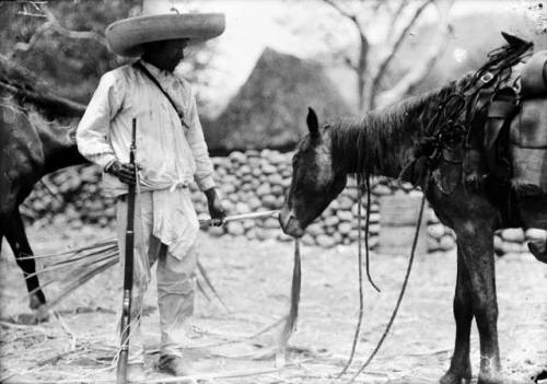 cazadordementes:  Soldado Zapatista y su caballo. 