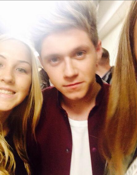 the5boysnews:  Niall with a fan backstage at the Jonathan Ross show 11/15/13 x 