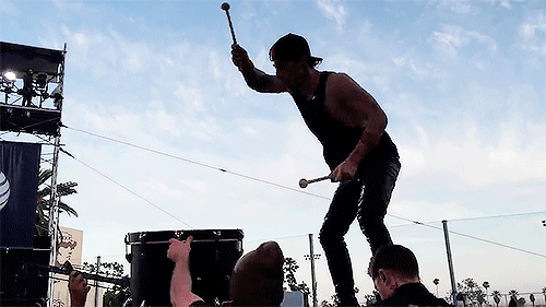 colorsinautumn:   Twenty One Pilots performing Trees on Jimmy Kimmel (x)