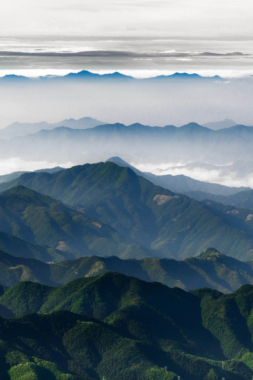 ponderation:  Sea of Clouds, Mount Huangshan 黄山云海-2 by Harrison Zhao