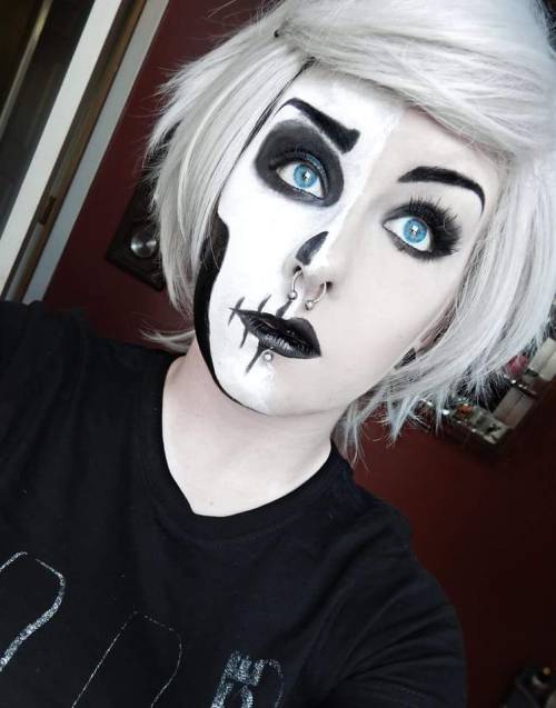 jae-the-awesome:  Welcome to the Black Parade, little piggies. 